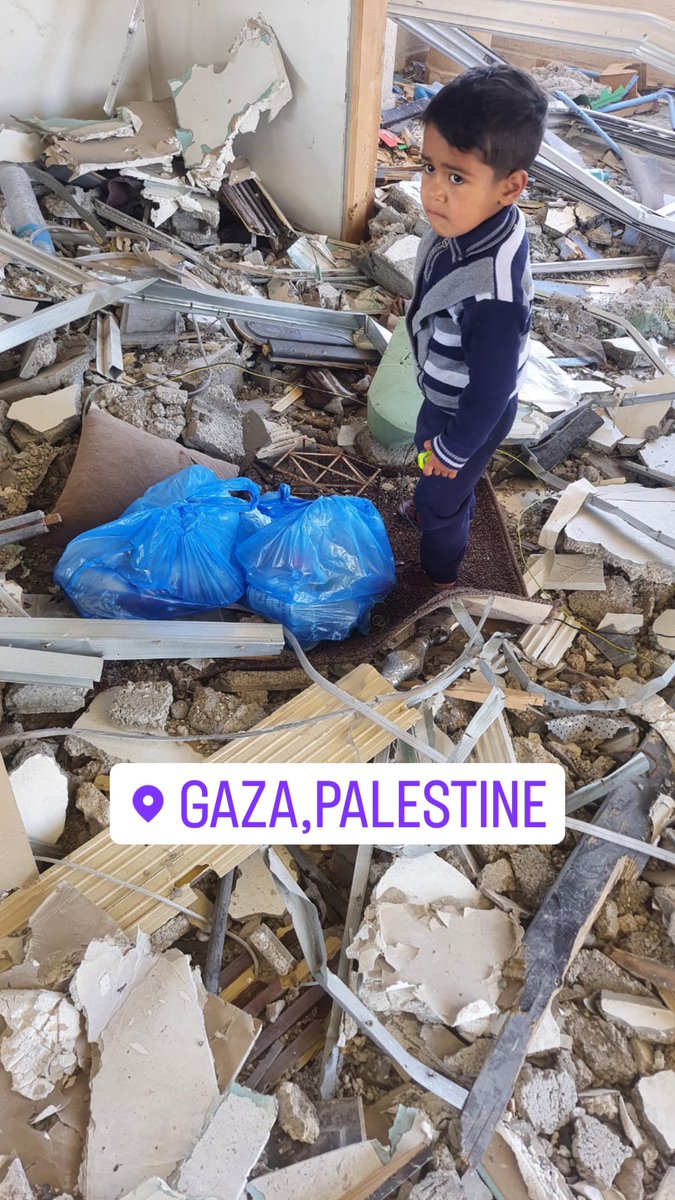 Building4Change's tweet image. 📍Gaza, Palestine 🇵🇸
We raised $3,000 to feed 50 families living in tents. The cost of food is extremely high due to the low supply and high demand. We found someone who was able to buy and distribute bags of essential food items like oil, beans, rice &amp;amp; flour.