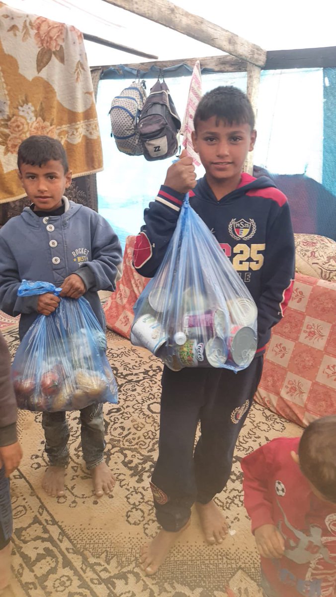 Building4Change's tweet image. 📍Gaza, Palestine 🇵🇸
We raised $3,000 to feed 50 families living in tents. The cost of food is extremely high due to the low supply and high demand. We found someone who was able to buy and distribute bags of essential food items like oil, beans, rice &amp;amp; flour.