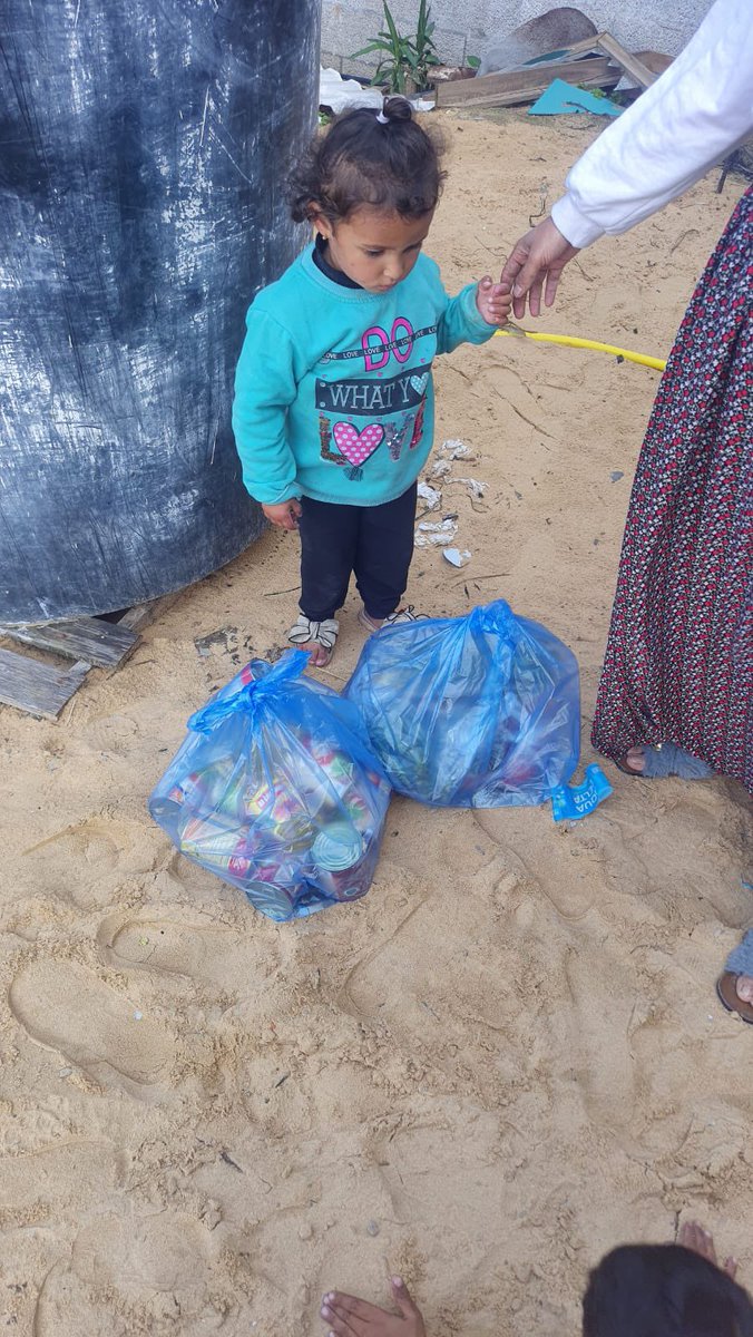 Building4Change's tweet image. 📍Gaza, Palestine 🇵🇸
We raised $3,000 to feed 50 families living in tents. The cost of food is extremely high due to the low supply and high demand. We found someone who was able to buy and distribute bags of essential food items like oil, beans, rice &amp;amp; flour.