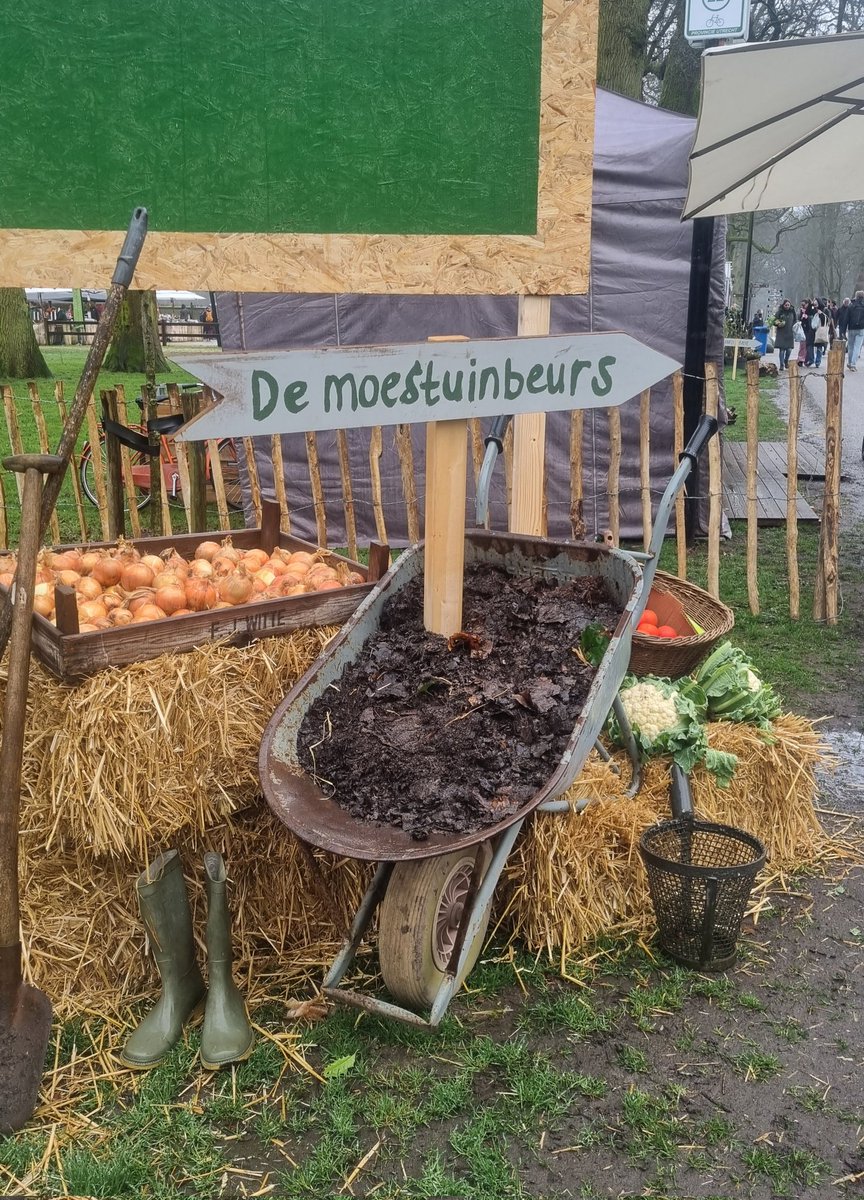 Roffahof's tweet photo. Vanmiddag in de regen naar de moestuinbeurs geweest. Was ondanks het weer erg leuk om te zien. Echt een aanrader! Je kan dit weekend nog naar Landgoed Groeneveld in Baarn. #moestuinbeurs #moestuin https://t.co/7f4iECGYSm