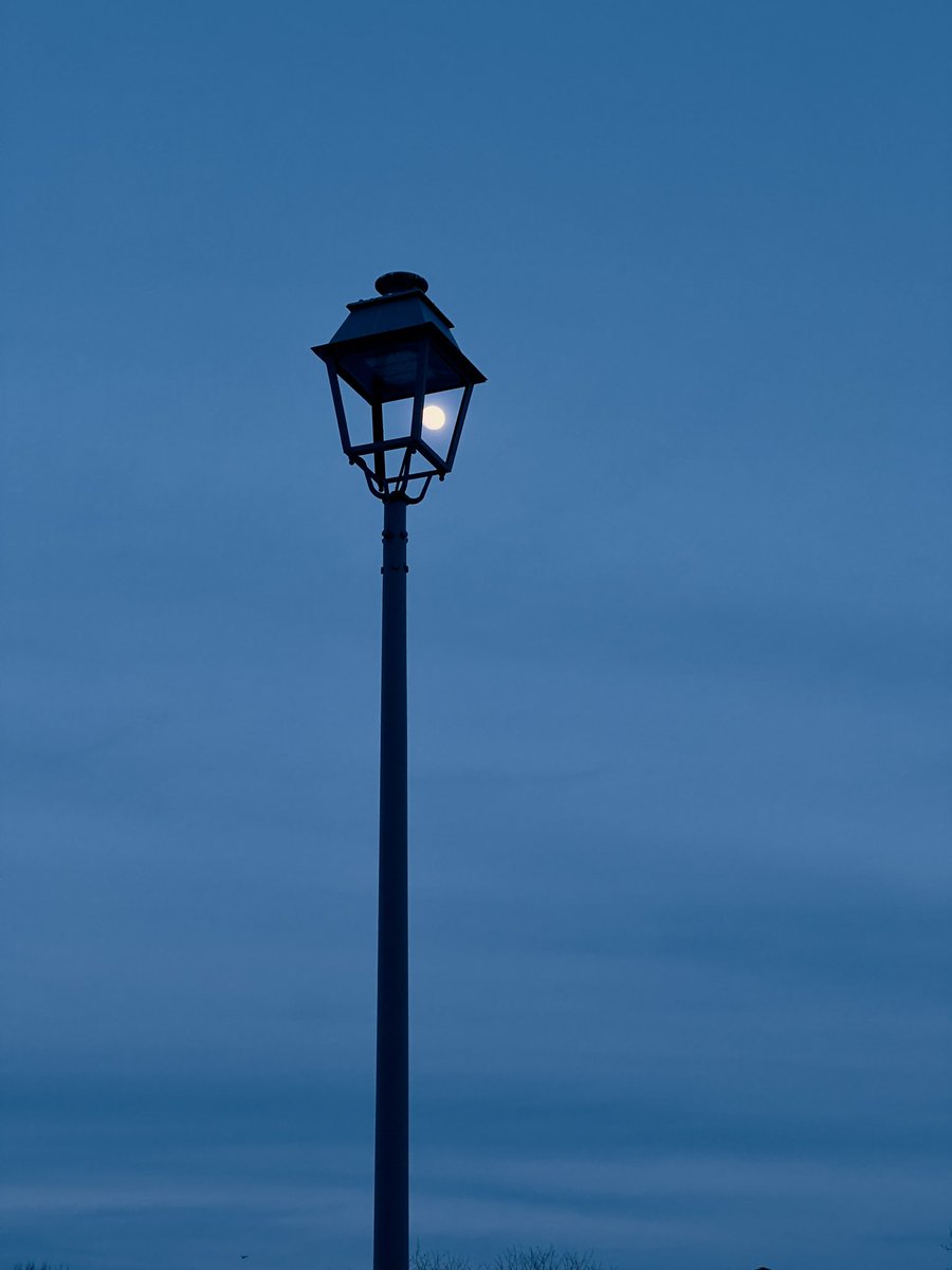 Moon Lamp #moonlamp #moon #mood #inspiration #streetphotography Edited in: #CaptureOne credit: bobarev.com