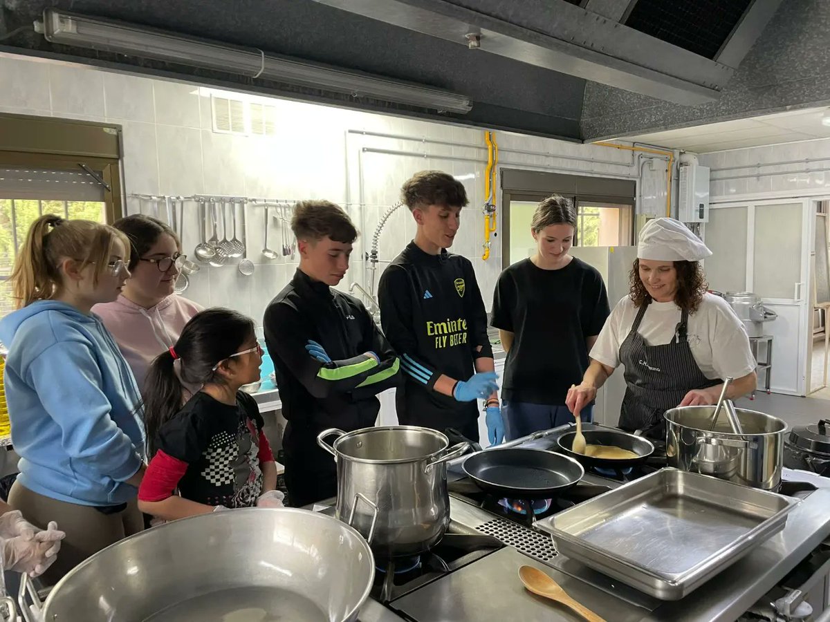 SAFAAlcala's tweet photo. 📣 TALLER DE COCINA
#EscuelaHogar #MartínezMontañés‼️
👇👇👇
El alumnado residente ha participado en un taller de cocina, donde han podido hacer #crepes #torrijas #pizzas para la cena 🍕
⤵️⤵️⤵️
Actividades complementarias en nuestra residencia escolar #servicioscomplementarios https://t.co/LK8LMUK4il
