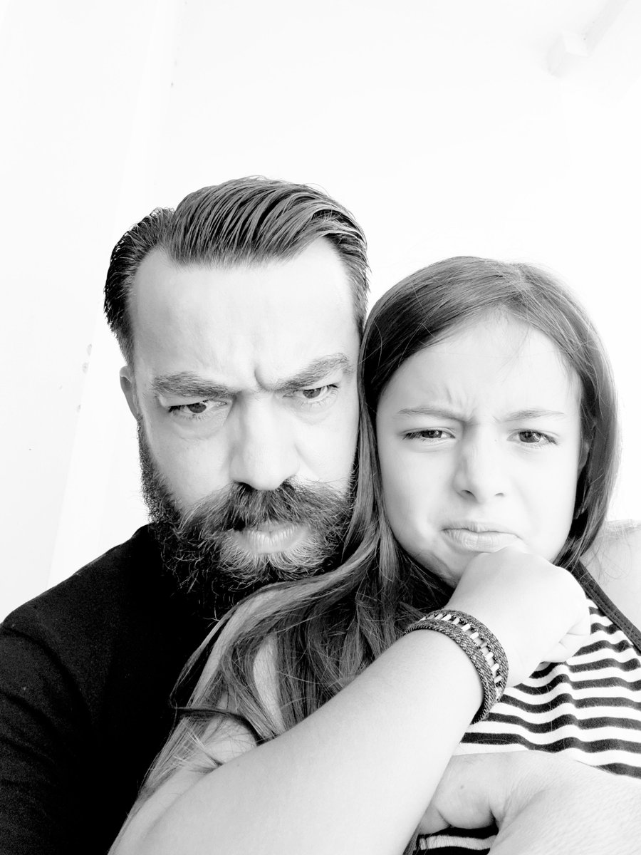 Yüzsüz ahlaksızlar, ailelere davadan çekilmeleri için para teklif etmeye başlamış babam. Sanıyorlar ki sizin yokluğunuzun ödenebilecek maddi bir bedeli var! 

Buradan bizi sürekli takip eden katillerin avukatlarına da seslenmiş olayım, sakın ama sakın denemeyin!!! Bizim kanımız,