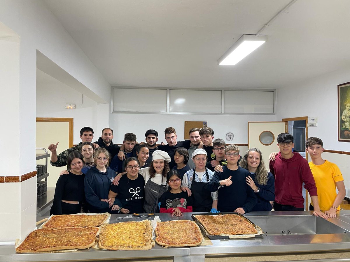 SAFAAlcala's tweet photo. 📣 TALLER DE COCINA
#EscuelaHogar #MartínezMontañés‼️
👇👇👇
El alumnado residente ha participado en un taller de cocina, donde han podido hacer #crepes #torrijas #pizzas para la cena 🍕
⤵️⤵️⤵️
Actividades complementarias en nuestra residencia escolar #servicioscomplementarios https://t.co/LK8LMUK4il
