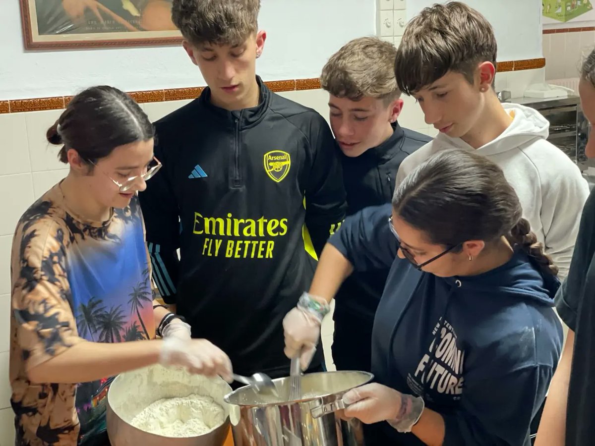 SAFAAlcala's tweet photo. 📣 TALLER DE COCINA
#EscuelaHogar #MartínezMontañés‼️
👇👇👇
El alumnado residente ha participado en un taller de cocina, donde han podido hacer #crepes #torrijas #pizzas para la cena 🍕
⤵️⤵️⤵️
Actividades complementarias en nuestra residencia escolar #servicioscomplementarios https://t.co/LK8LMUK4il