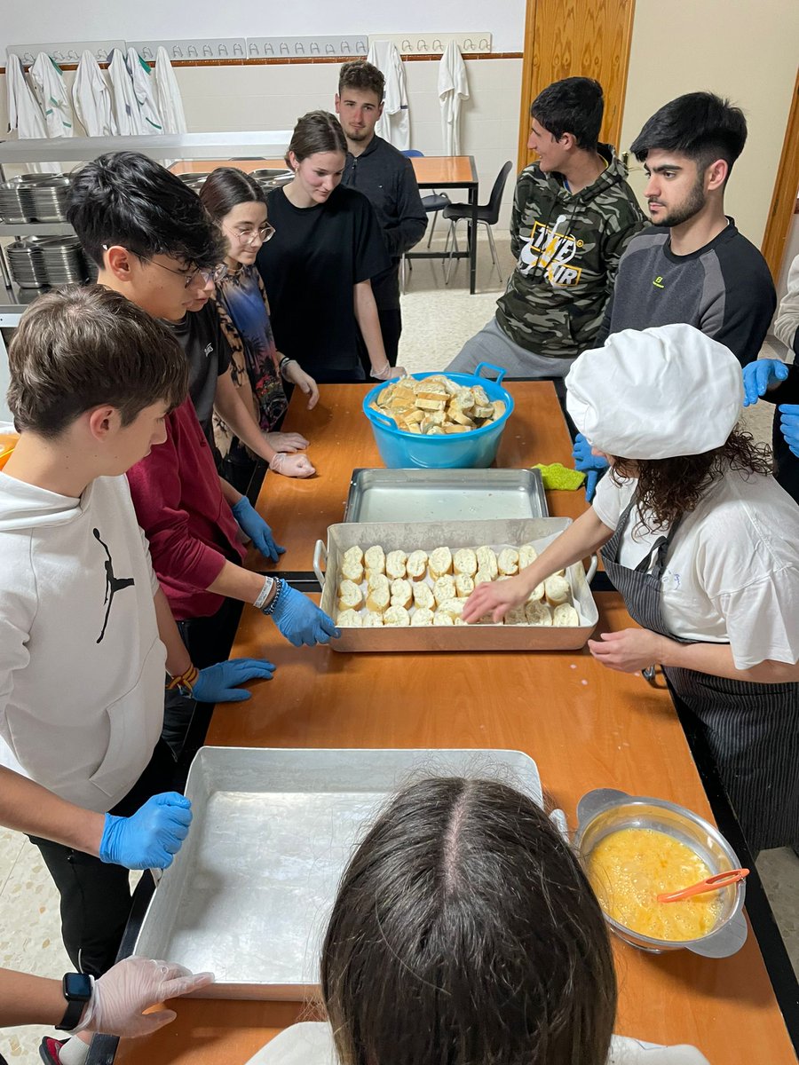 SAFAAlcala's tweet photo. 📣 TALLER DE COCINA
#EscuelaHogar #MartínezMontañés‼️
👇👇👇
El alumnado residente ha participado en un taller de cocina, donde han podido hacer #crepes #torrijas #pizzas para la cena 🍕
⤵️⤵️⤵️
Actividades complementarias en nuestra residencia escolar #servicioscomplementarios https://t.co/LK8LMUK4il