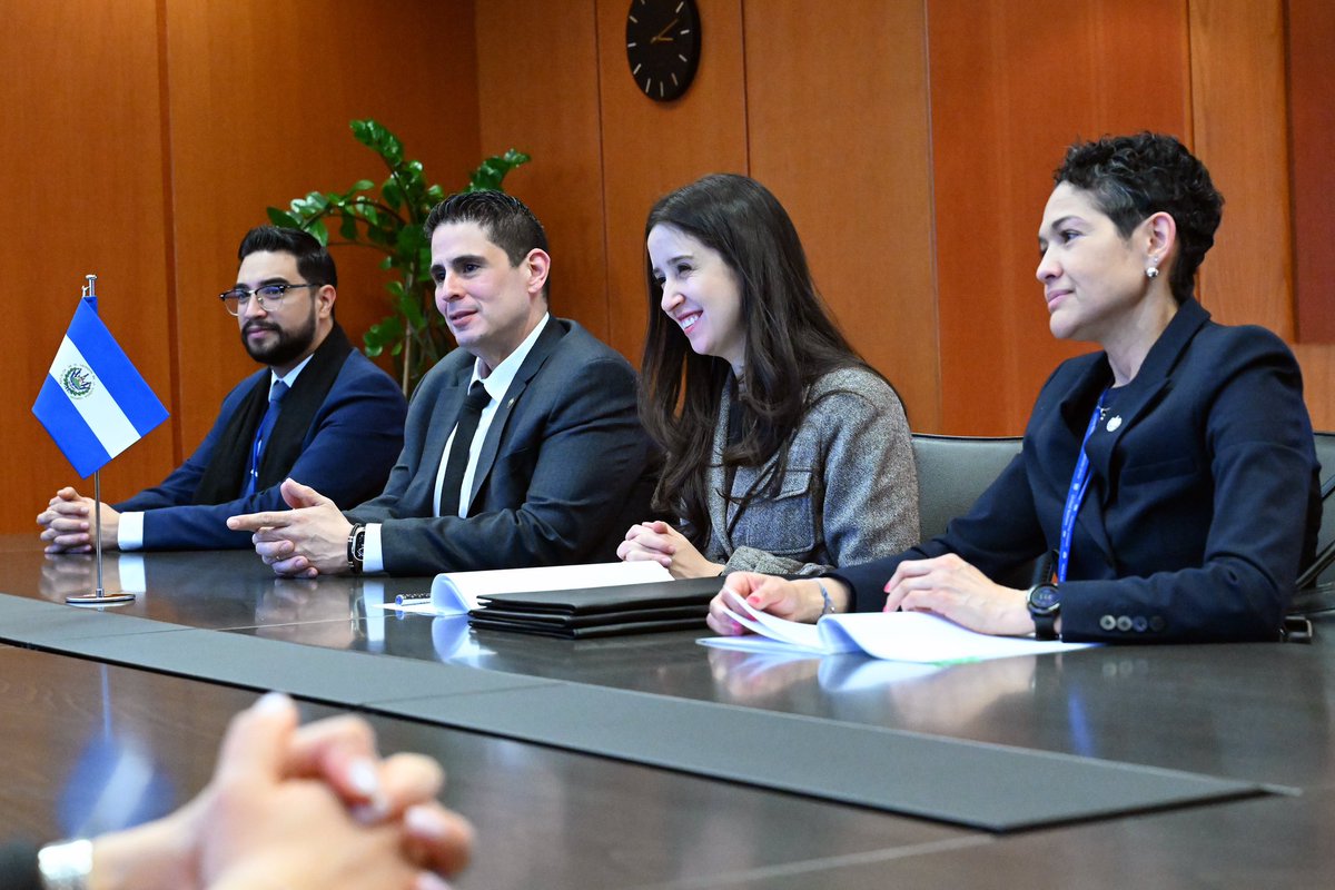 rafaelmgrossi's tweet photo. El Salvador is committed to decarbonization, diversifying its energy mix and benefitting from peaceful nuclear applications. Important to receive legal instruments from 🇸🇻 Deputy FM @AdrianaMiraSV and @DGEHMSV’s @daalvarezc, enabling nuclear’s safe and secure use. https://t.co/eQhq1iEYWI