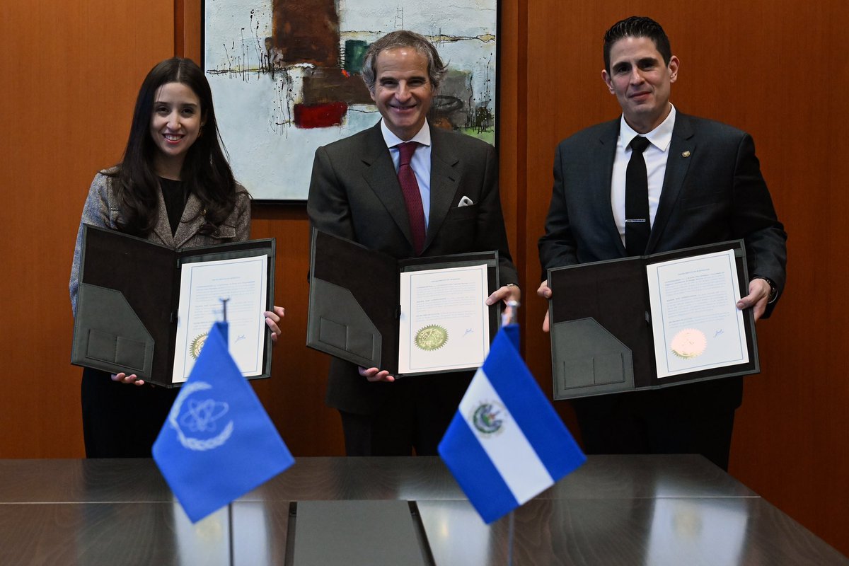 rafaelmgrossi's tweet photo. El Salvador is committed to decarbonization, diversifying its energy mix and benefitting from peaceful nuclear applications. Important to receive legal instruments from 🇸🇻 Deputy FM @AdrianaMiraSV and @DGEHMSV’s @daalvarezc, enabling nuclear’s safe and secure use. https://t.co/eQhq1iEYWI