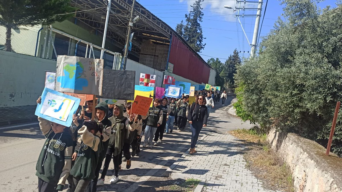DikilitasMersin's tweet photo. Su tasarrufuna dikkat çekmek için mahallemizde yaptığımız farkındalık yürüyüşümüz. @MersinMEM @fazilet_durmus @AkdenizilceMem @AdemSimsek33 @FatihBurgut @MikailEREN33 @kutlutekinbas @BaykalBasdemir @Nazmikendigelen @kamilyilmaz33 @kadir_karakus33 @osman_ayyurek https://t.co/MXAET2Bgxf