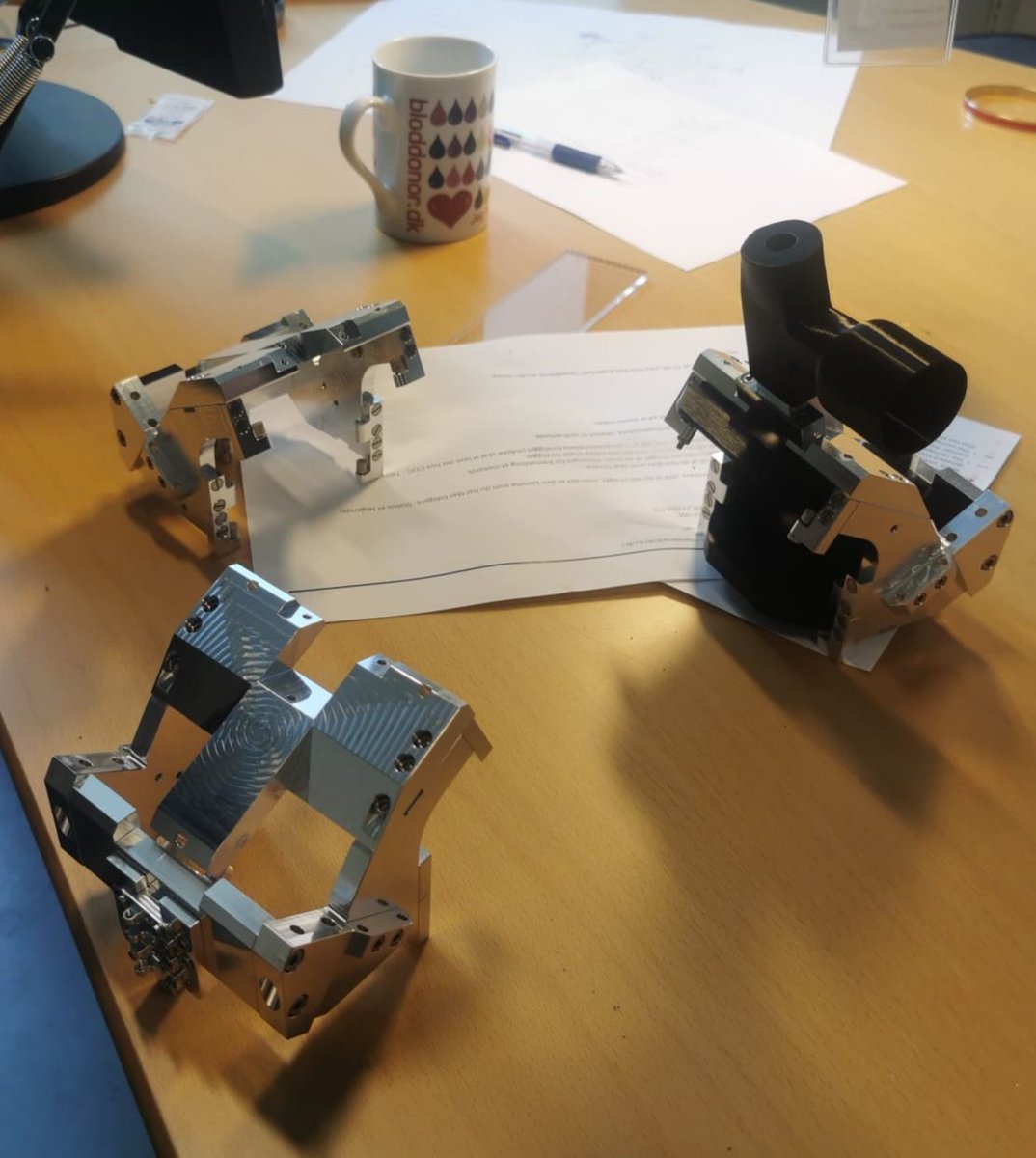 NotTransient's tweet photo. May we present the holders for the NTE Visual Imager dichroic mounts!
These are central to the simultaneous VIS/NIR imaging capability of NTE.
These are produced at the mechanical workshop at IfA/Aarhus University. 
@Carlsbergfondet @AarhusUni https://t.co/SSnT1puv9w
