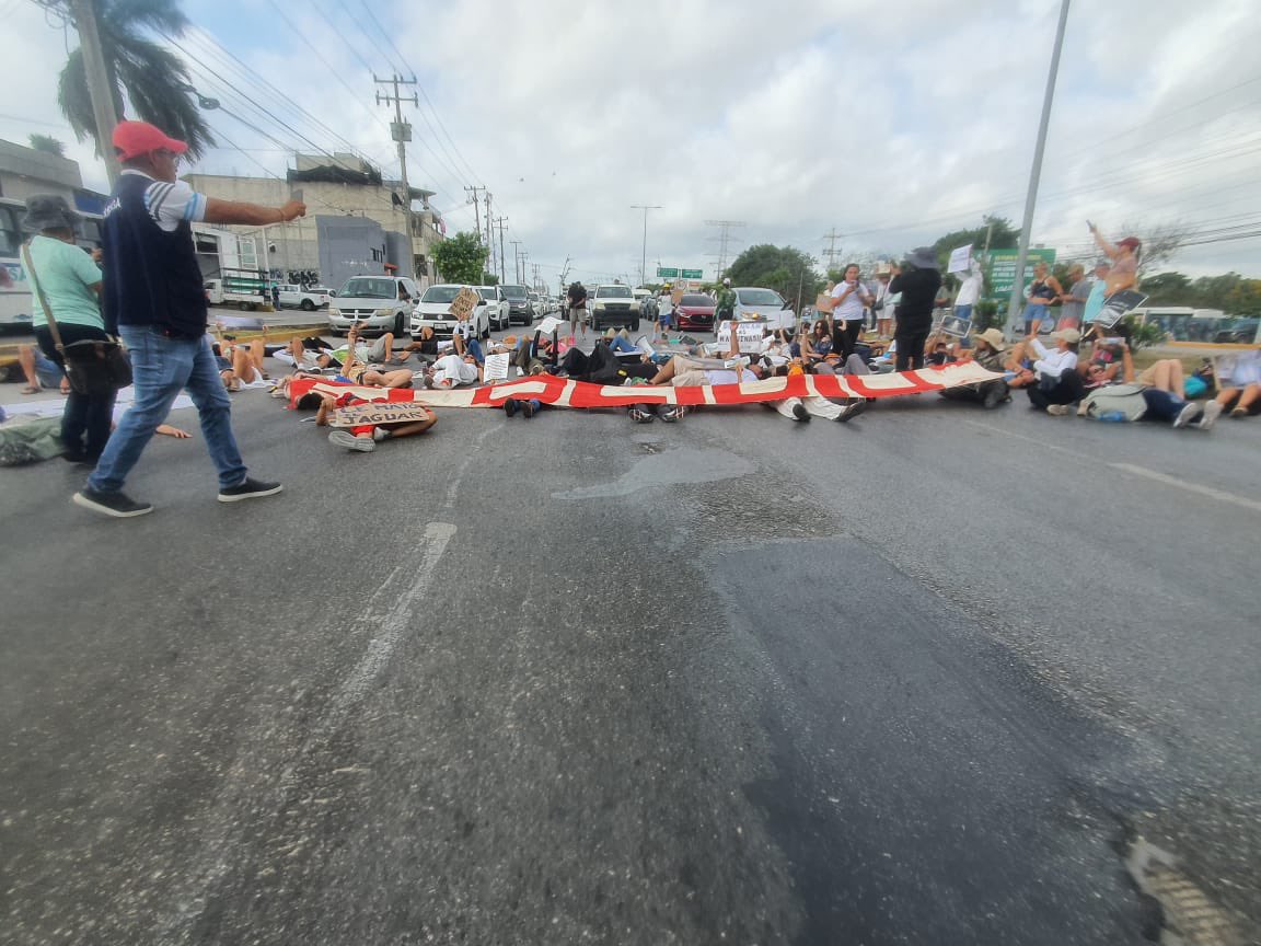 Por ti, por mi, por todos. El mal llamado @TrenMayaMX está contaminando el acuífero en el tramo 5. Hay una suspensión vigente y siguen los trabajos. El juez tiene que dar vista al fiscal y detener este crimen. La comunidad debe saber que se les ha mentido.