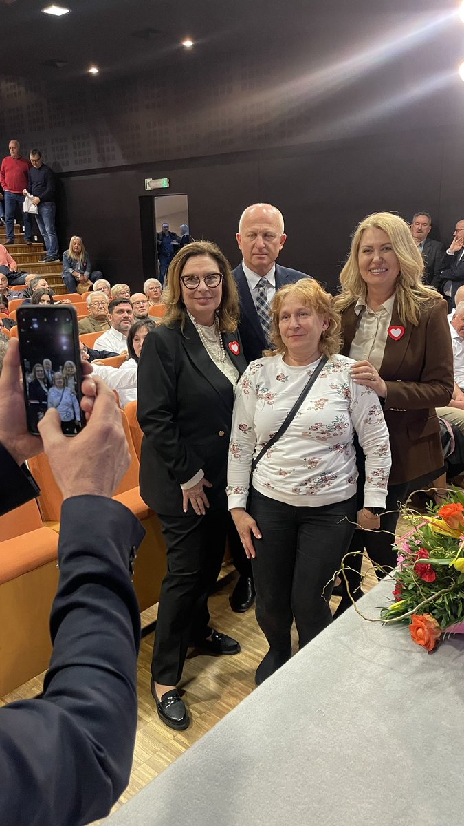 elukacijewska's tweet photo. 🔵 Czas na #Przemyśl 💪🏻 Z dobrymi przyjaciółmi i Mieszkańcami Miasta rozpoczynamy konwencję wyborczą
Tomasz Dziumak - Kandydat na Prezydenta Przemyśla ✌🏻 https://t.co/A8JkEGiWkS