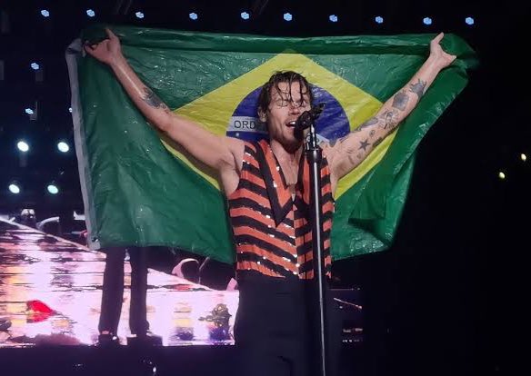 harrysbrasil's tweet photo. 🚨 PREPARADOS?🚨

Daily Mail revela que Harry Styles está de volta ao estúdio, gravando o que se espera ser seu projeto mais emocionante até então.

Ele foi visto nas últimas semanas, saindo do estúdio de música Rack, em "St John's Wood", perto de "Regent's Park". Styles, de 30 anos, tem trabalhado duro.

🔗 https://t.co/T1egcB9Sx7