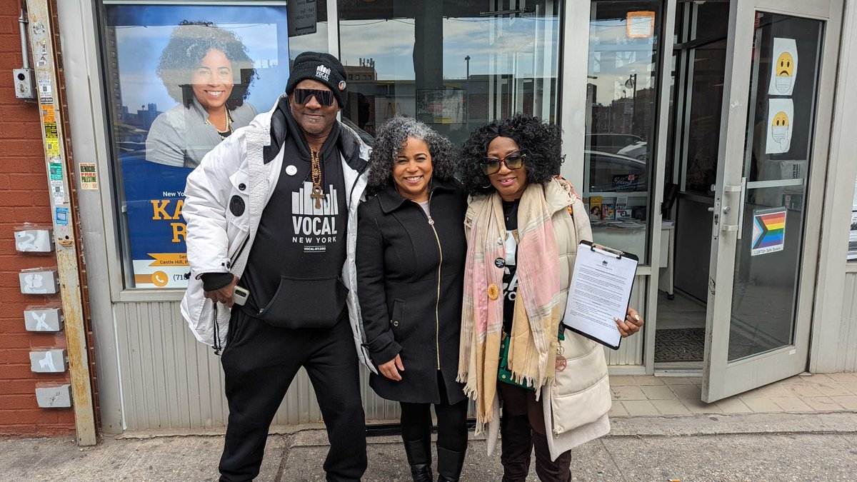 VOCALNewYork's tweet photo. Let's close the #digitaldivide! ๐
NY needs to prioritize WiFi access in all shelters. We're out in NYC today giving out surveys on #wifi4homeless w/ @KarinesReyes87 & @Gonzalez4NY.
@GovKathyHochul @AndreaSCousins @CarlHeastie include #wifi4Shelters in this year's budget! https://t.co/7eWzDwEGLB