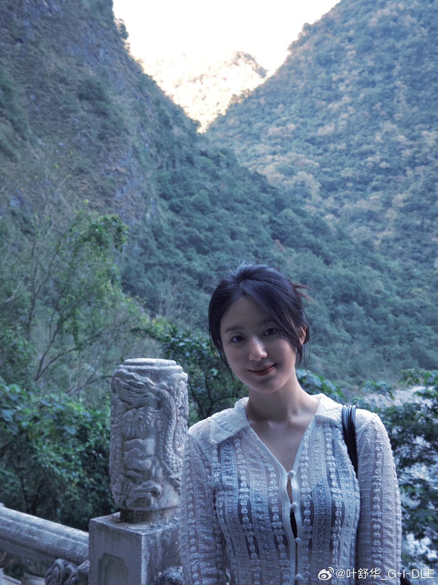 idle_chile's tweet photo. [ #SHUGRAM | 240322 ] ⛓️
Actualización de #SHUHUA en su cuenta de Instagram y Weibo.

“Las montañas y yo lucimos bien 🌻📸 es bueno ~😊”

Cr:neuktokki 
[jelly 🐱]
—
#GIDLE #여자아 #MIYEON #MINNIE #SOOJIN #SOYEON #YUQI #SHUHUA https://t.co/xncIA2SD1F