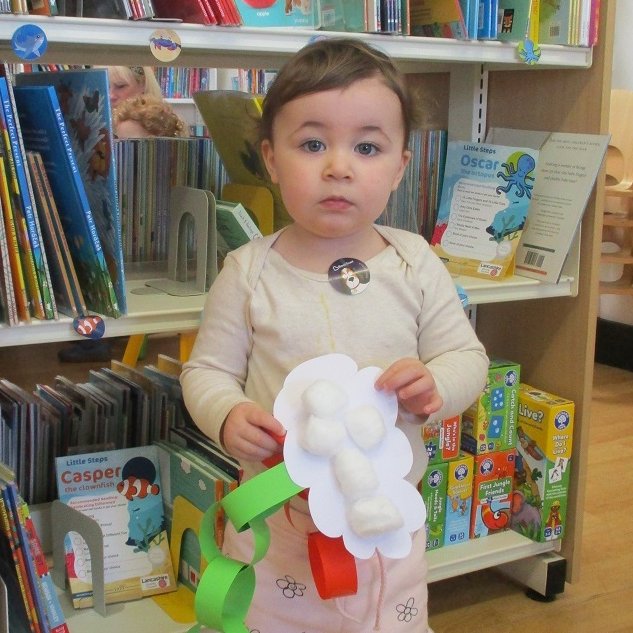 LancsLibraries's tweet image. Ivy got super creative during our Little Steps session at #EuxtonLibrary, making beautiful paper chain rainbows!
#LancsLittleSteps