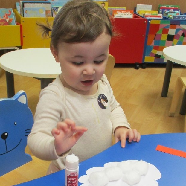 LancsLibraries's tweet image. Ivy got super creative during our Little Steps session at #EuxtonLibrary, making beautiful paper chain rainbows!
#LancsLittleSteps