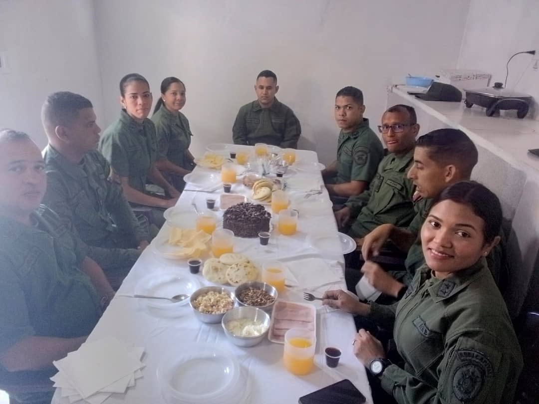 bladimirguerra8's tweet image. #22Mar Desayuno y compartir para #HombresYMujeresDeHonor #Logisticos de la Dirección de Intendencia del @CeofanbColop @CEOFANBVE en pro del bienestar de la familia militar #SomosCOLOP con entrega de presentes y celebración de los cumpleañeros .. #IntegrarEsVencer