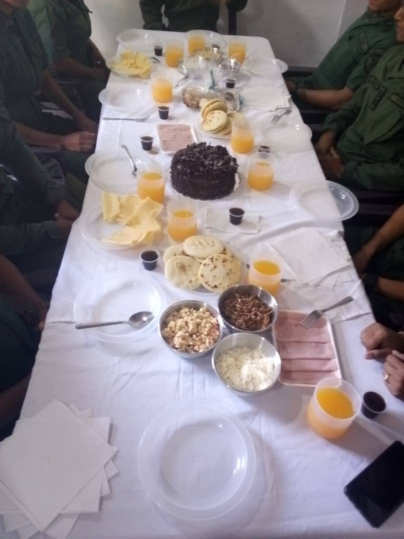 bladimirguerra8's tweet image. #22Mar Desayuno y compartir para #HombresYMujeresDeHonor #Logisticos de la Dirección de Intendencia del @CeofanbColop @CEOFANBVE en pro del bienestar de la familia militar #SomosCOLOP con entrega de presentes y celebración de los cumpleañeros .. #IntegrarEsVencer