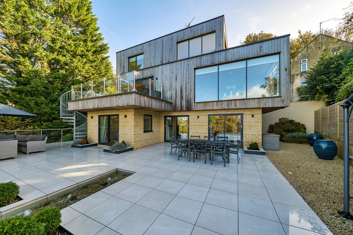 bathandrural's tweet image. Sale agreed! Bespoke built by the current owners, this unique modern detached home with breath-taking valley views is nestled into the hillside on the Kingsdown slopes between Bath and Corsham: fineandcountry.co.uk/bath-estate-ag…