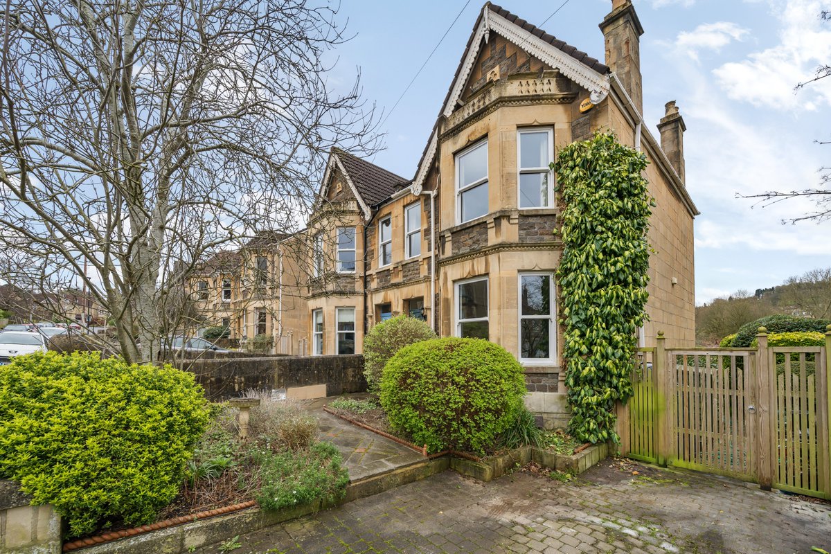 bathandrural's tweet image. New instruction: Situated away from the hustle and bustle of Bath’s city centre, yet just a pleasant fifteen-minute stroll away, this semi-detached home, built in 1903, nestles within the popular area of Bear Flat: fineandcountry.co.uk/bath-estate-ag…