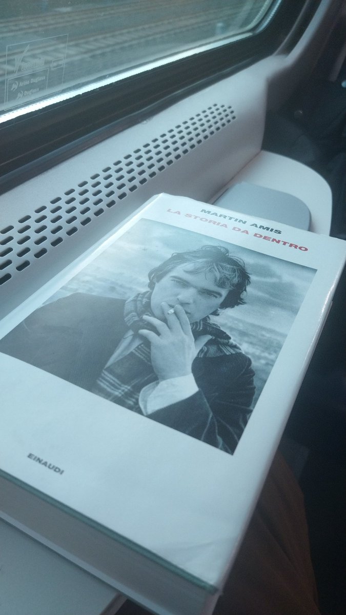 Leggointreno's tweet photo. Martin Amis, La storia da dentro, sul regionale delle 16.42. In orario.
La scrittura del sé, come costante laboratorio. Dentro c'è tantissima roba. https://t.co/L0gxOUqiDP