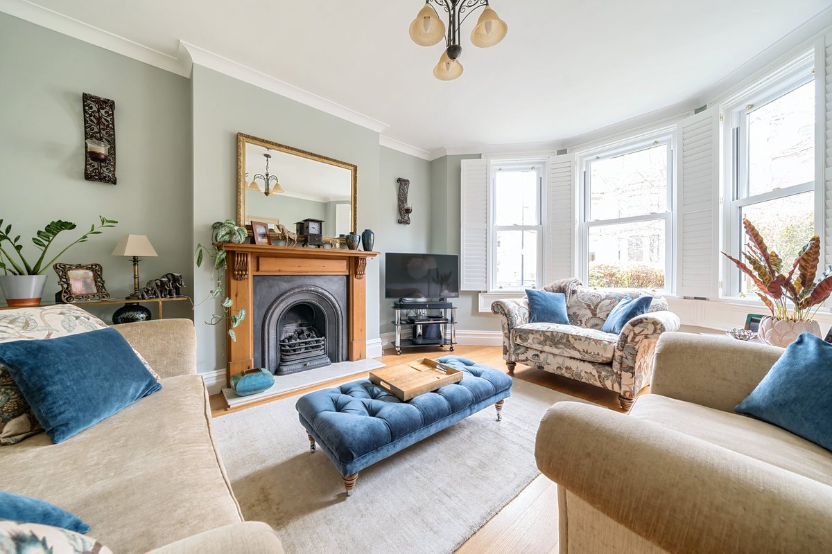 bathandrural's tweet image. New instruction: Situated away from the hustle and bustle of Bath’s city centre, yet just a pleasant fifteen-minute stroll away, this semi-detached home, built in 1903, nestles within the popular area of Bear Flat: fineandcountry.co.uk/bath-estate-ag…