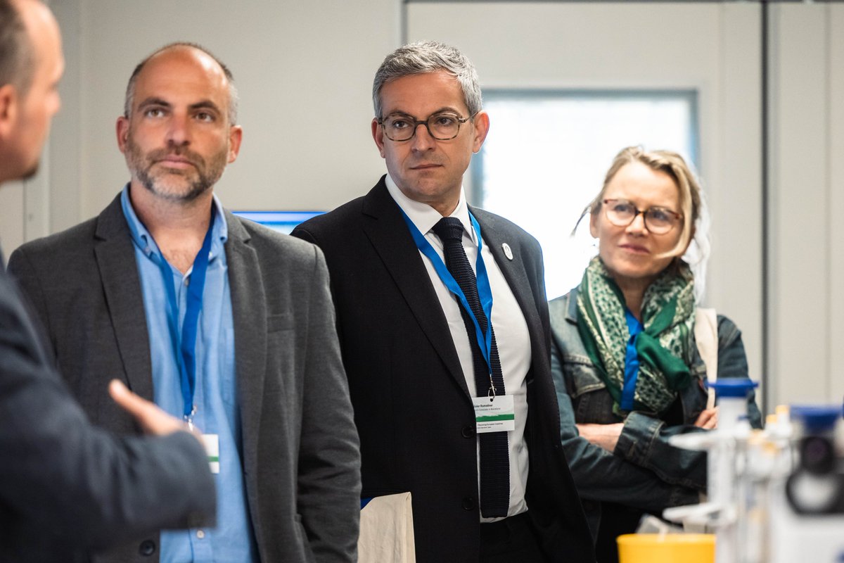 france_espagne's tweet photo. El Cónsul General de 🇫🇷 en Barcelona acompañó a la goleta @TaraOcean_ en su escala en Barcelona en el marco de su misión científica TREC. 

Saludó a los numerosos socios locales de esta escala, en el laboratorio de biología marina, y conoció a los equipos a bordo del barco. https://t.co/kWflkELFP7
