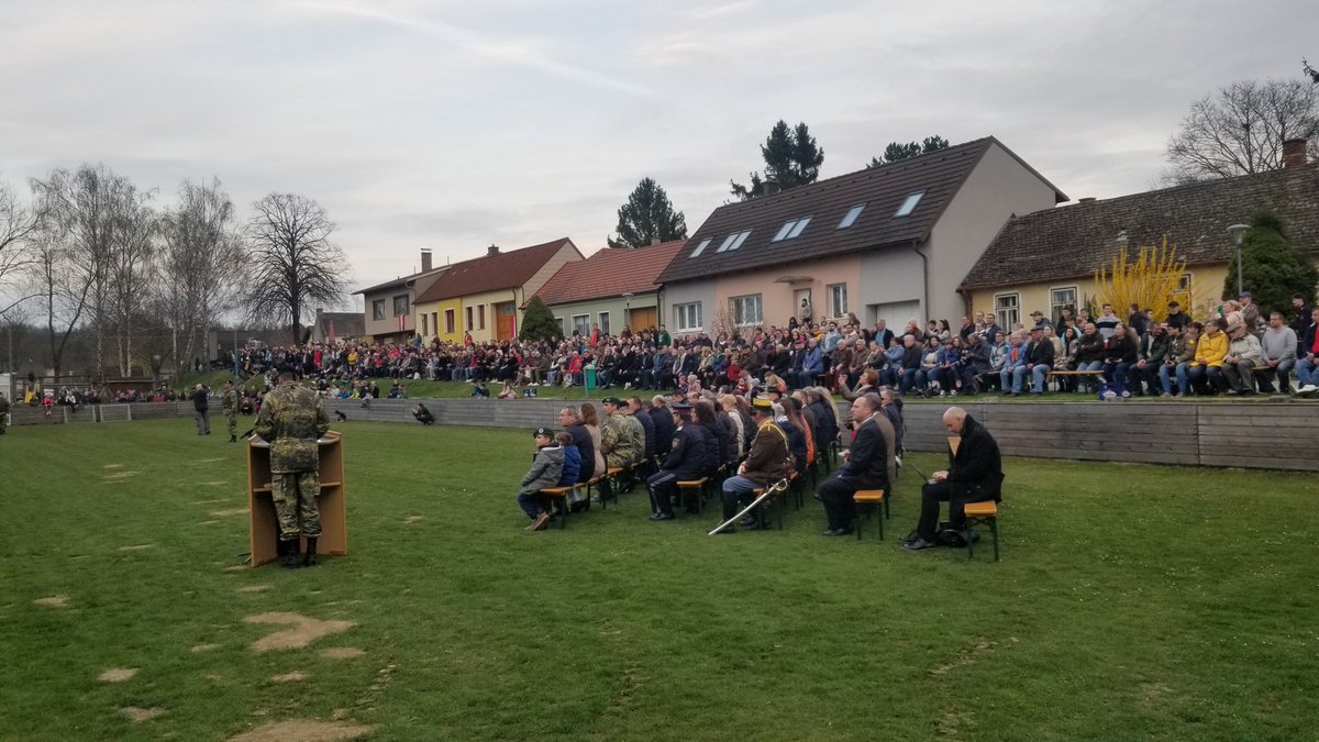 karl_schon's tweet photo. #Angelobung von neuen Mitarbeitern des Aufklärungs und Artilleriebataillon 3 aus #Mistelbach in der Gemeinde #Hochleithen. Es werden auch sieben #Soldatinnen feierlich angelobt. #Bundesheer #3Jägerbrigade #AAB3🇦🇹💪 https://t.co/hXHHOWXvxF