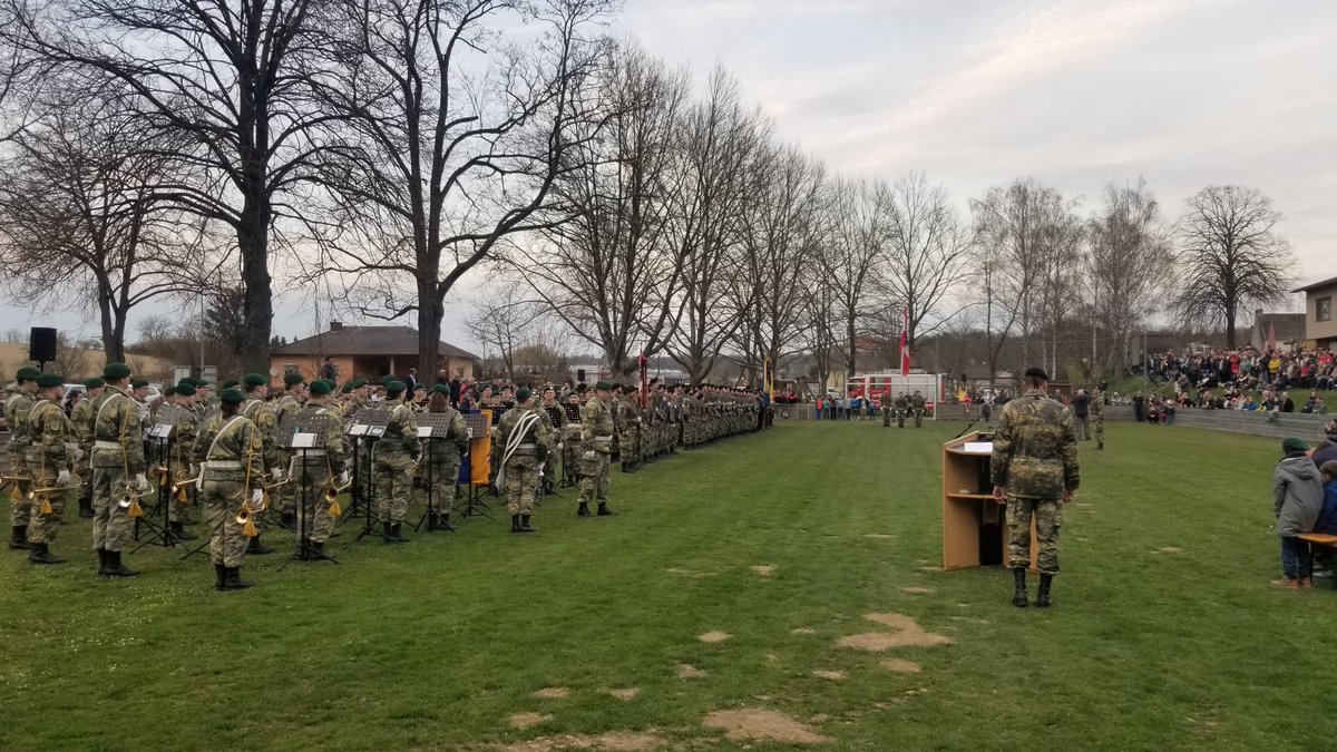 karl_schon's tweet photo. #Angelobung von neuen Mitarbeitern des Aufklärungs und Artilleriebataillon 3 aus #Mistelbach in der Gemeinde #Hochleithen. Es werden auch sieben #Soldatinnen feierlich angelobt. #Bundesheer #3Jägerbrigade #AAB3🇦🇹💪 https://t.co/hXHHOWXvxF