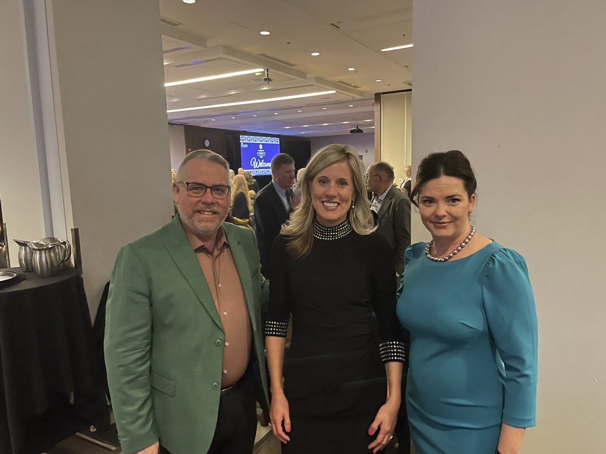 ACSTANews's tweet photo. Our Executive Committee had a great time at the @StMarysUC President’s Dinner last night in Calgary. 

Thank you to Dr. Sinda Vanderpool and all the staff and volunteers for a great evening! #IBelieveinCatholicEd https://t.co/pon2jAX7rA