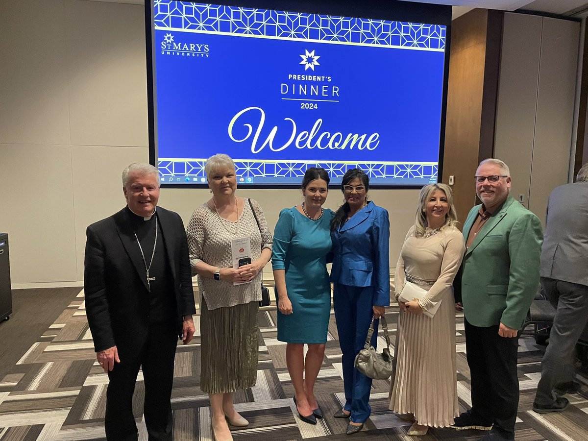 ACSTANews's tweet photo. Our Executive Committee had a great time at the @StMarysUC President’s Dinner last night in Calgary. 

Thank you to Dr. Sinda Vanderpool and all the staff and volunteers for a great evening! #IBelieveinCatholicEd https://t.co/pon2jAX7rA