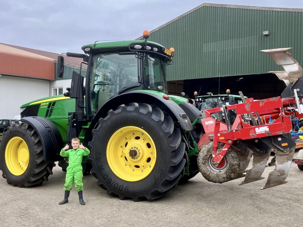 Deze week dikke 7290R afgeleverd vanuit de vestiging in Dronten aan deze jonge ondernemer 💪😄
<a href="/GroeNoordAgTurf/">GroeNoord</a> 
<a href="/JohnDeere/">John Deere USA</a>