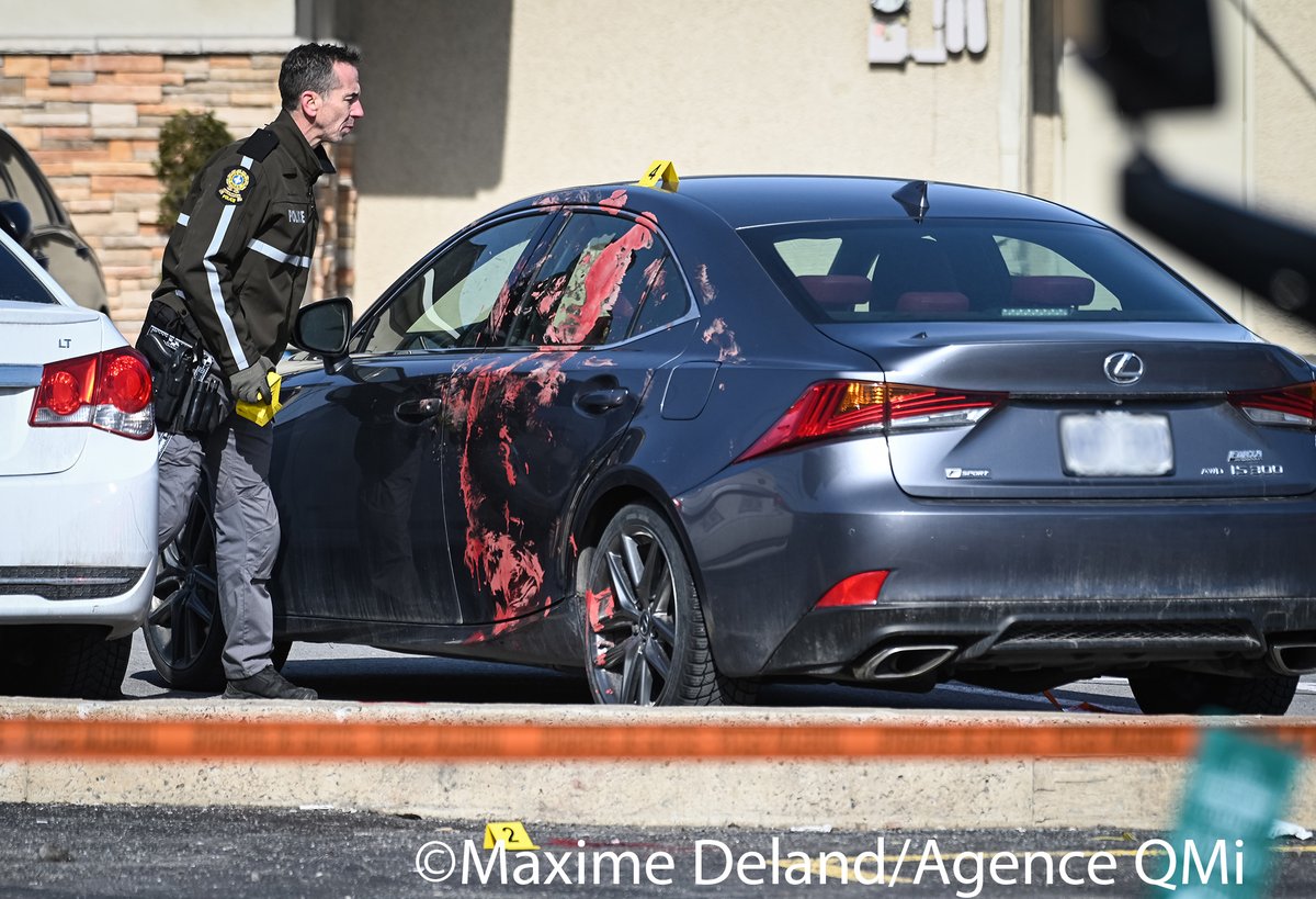 MaxDelandQMI's tweet photo. **IMAGES SENSIBLES**
Un mort et un blessé lors d'une bagarre qui a dégénéré dans un bar de danseuses de Terrebonne. L'une des victimes a perdu beaucoup de sang dans le stationnement du bar. Les victimes auraient été agressées à coups de bouteille d'alcool brisées. https://t.co/aA0QQCNrxN