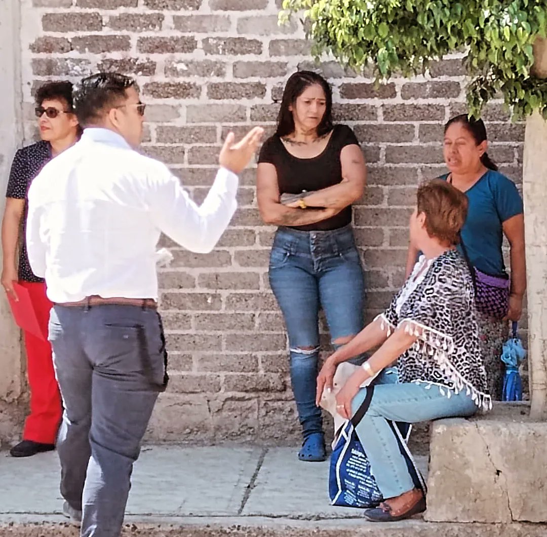 NestorYetlanezi's tweet photo. Entre mis propuestas esta en mejorar los servicios públicos, sigo realizando recorridos en distintos barrios y colonias de #Chimalhuacán. 
¡Este 2 de junio vamos a ganar! #néstoryetlanezi #ElPRISíResuelve #fuerzaycorazónpormexico https://t.co/LyeYVLkl7D
