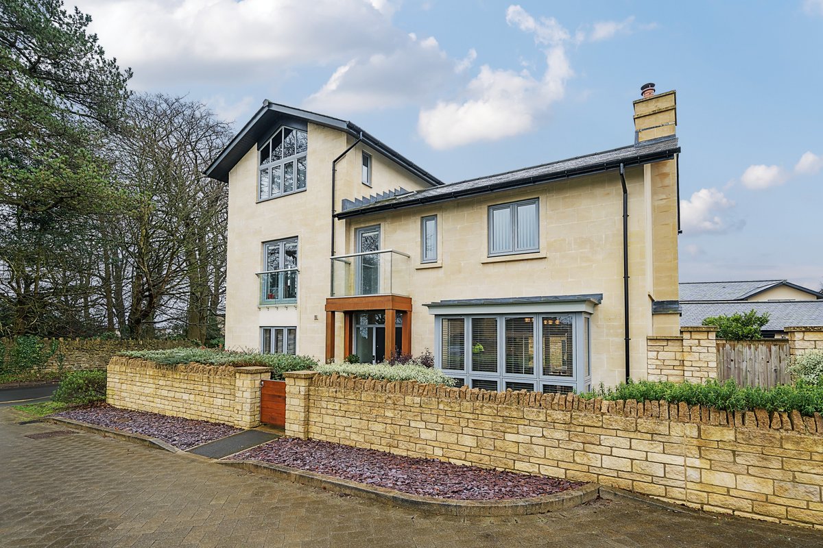 bathandrural's tweet image. Sale agreed! Occupying a prime corner plot on Granville Road in Upper Lansdown, this contemporary five-bedroom home, laid out over three floors, comes with an enclosed garden and a double garage and driveway suitable for four cars: fineandcountry.co.uk/bath-estate-ag…