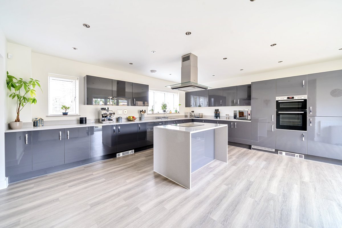 bathandrural's tweet image. Sale agreed! Occupying a prime corner plot on Granville Road in Upper Lansdown, this contemporary five-bedroom home, laid out over three floors, comes with an enclosed garden and a double garage and driveway suitable for four cars: fineandcountry.co.uk/bath-estate-ag…