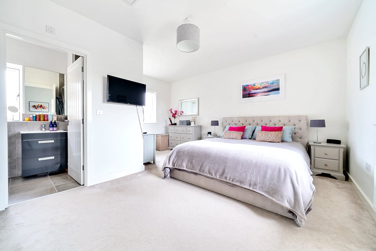 bathandrural's tweet image. Sale agreed! Occupying a prime corner plot on Granville Road in Upper Lansdown, this contemporary five-bedroom home, laid out over three floors, comes with an enclosed garden and a double garage and driveway suitable for four cars: fineandcountry.co.uk/bath-estate-ag…