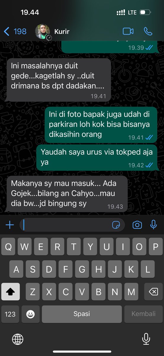 nurcahyn's tweet photo. @TokopediaCare 
Tolong di bantu kejadian sore ini
Pesen Ipad air 5 pengiriman via gojek instan setelah dikonfirmasi tiba padahal tdk ada yg terima paketnya, saya hubungi kurir via wa katanya barangnya diminta driver lain yg mengaku ingin mengantarkan paket saya ketempat lain, https://t.co/1a9z4WPhz5