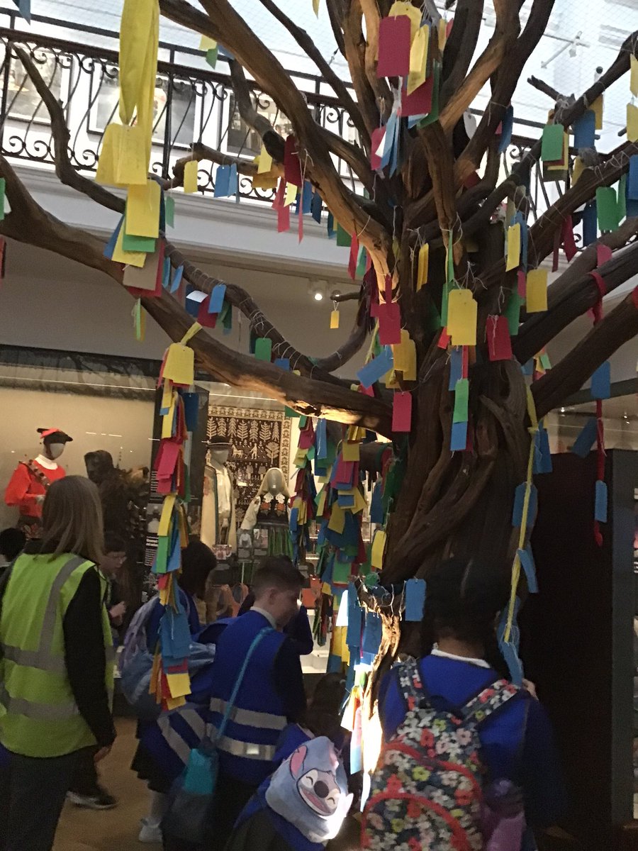 PelhamYear5's tweet image. Giraffes enjoyed writing wishes to join the #wishingtree at the Horniman museum today 🌳 #DreamBig @PelhamPrimary_