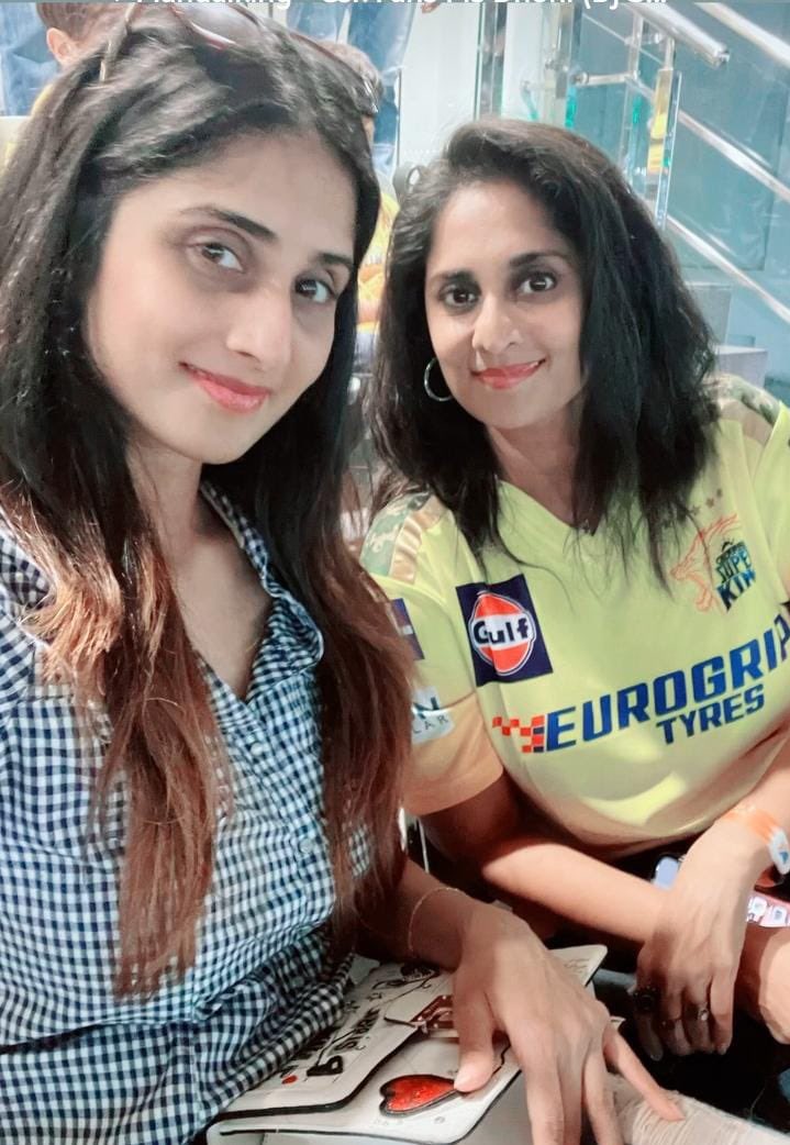 iam_K_A's tweet photo. #ShaliniAjith mam &amp; her sister #Shamlee  watching #CSKvsRCB match right now at Chepauk. 💛 #Chennai

#VidaaMuyarchi #AK #AjithKumar https://t.co/rhT4BR8OQ7