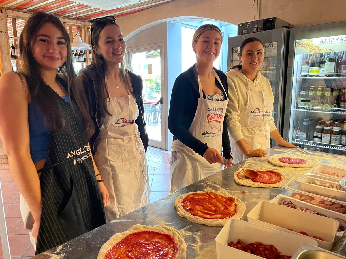 ty_naas's tweet photo. This afternoon we had lessons in pizza making in @circodelgustorestaurant #iimprovingculinaryskills #pizza #TY https://t.co/EVxJBCRyhb