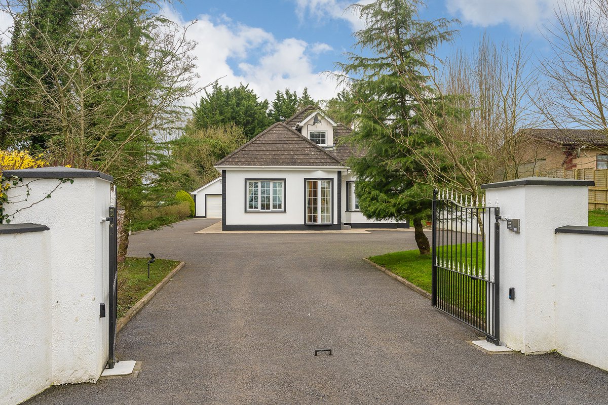 FoleyAuctioneer's tweet photo. Foley Auctioneers are delighted to bring to the Spring 2024 market, this superbly presented 4 bedroom (all en-suite), dormer bungalow on c.0.5 acres. 
Excellent location, only 5km from the M3 Motorway, 7km from Dunshaughlin &amp; 10km from Trim

Book your viewing today!
#MeathHomes https://t.co/rAd5cKzKJl