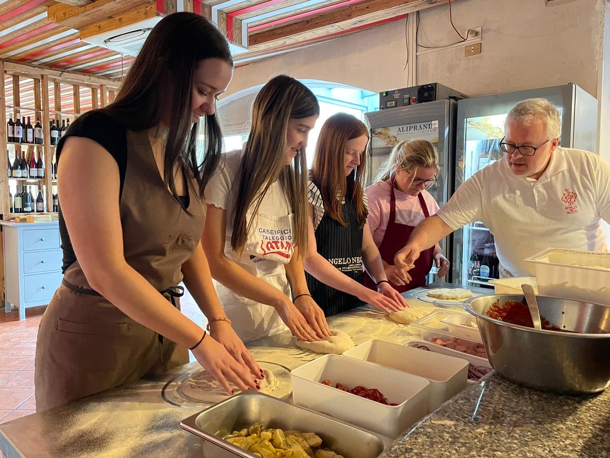 ty_naas's tweet photo. This afternoon we had lessons in pizza making in @circodelgustorestaurant #iimprovingculinaryskills #pizza #TY https://t.co/EVxJBCRyhb