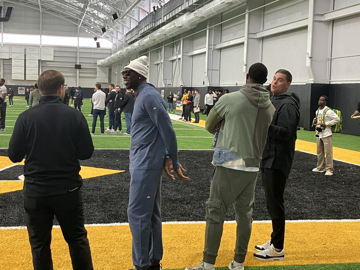 #Mizzou head coach Eli Drinkwitz talking with Terrell Owens while WR coach Jacob Peeler chats with his former pupil DK Metcalf