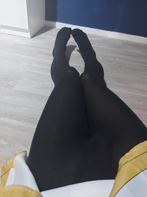 Omg these leggings are awesome, wait also happy #femboyfriday https://t.co/dPALqkQ2er<a href="/tag/femboyfriday"class="tags"><span>#femboyfriday</span></a>