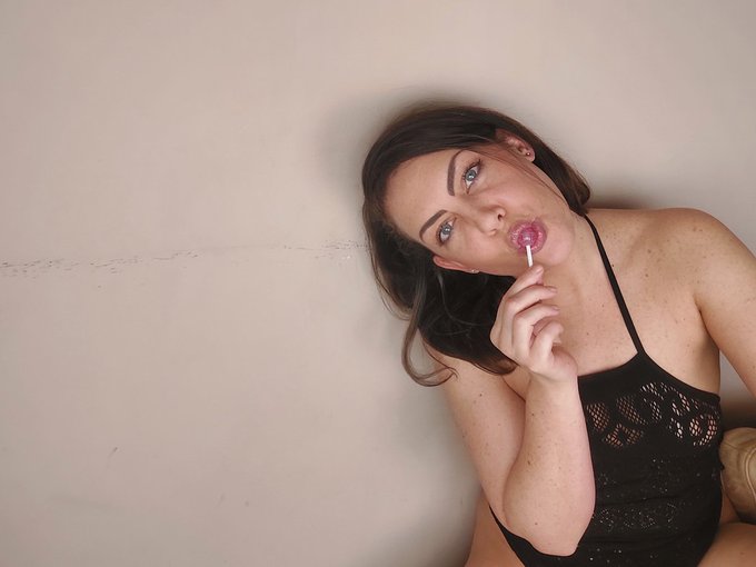 Magst du s&uuml;&szlig;e Lollis 🍭 auch so sehr wie ich🤗😋?  Wenn ja, dann schau doch gerne mal bei mir vorbei🥳 🍭🍭🍭🍭🍭🍭🍭🍭🍭🍭🍭🍭🍭🍭 https://t<a href="/tag/brunette"class="tags"><span>#brunette</span></a><a href="/tag/blueeyes"class="tags"><span>#blueeyes</span></a><a href="/tag/camgirl"class="tags"><span>#camgirl</span></a><a href="/tag/mdh"class="tags"><span>#mdh</span></a><a href="/tag/lolly"class="tags"><span>#lolly</span></a><a href="/tag/isback"class="tags"><span>#isback</span></a>