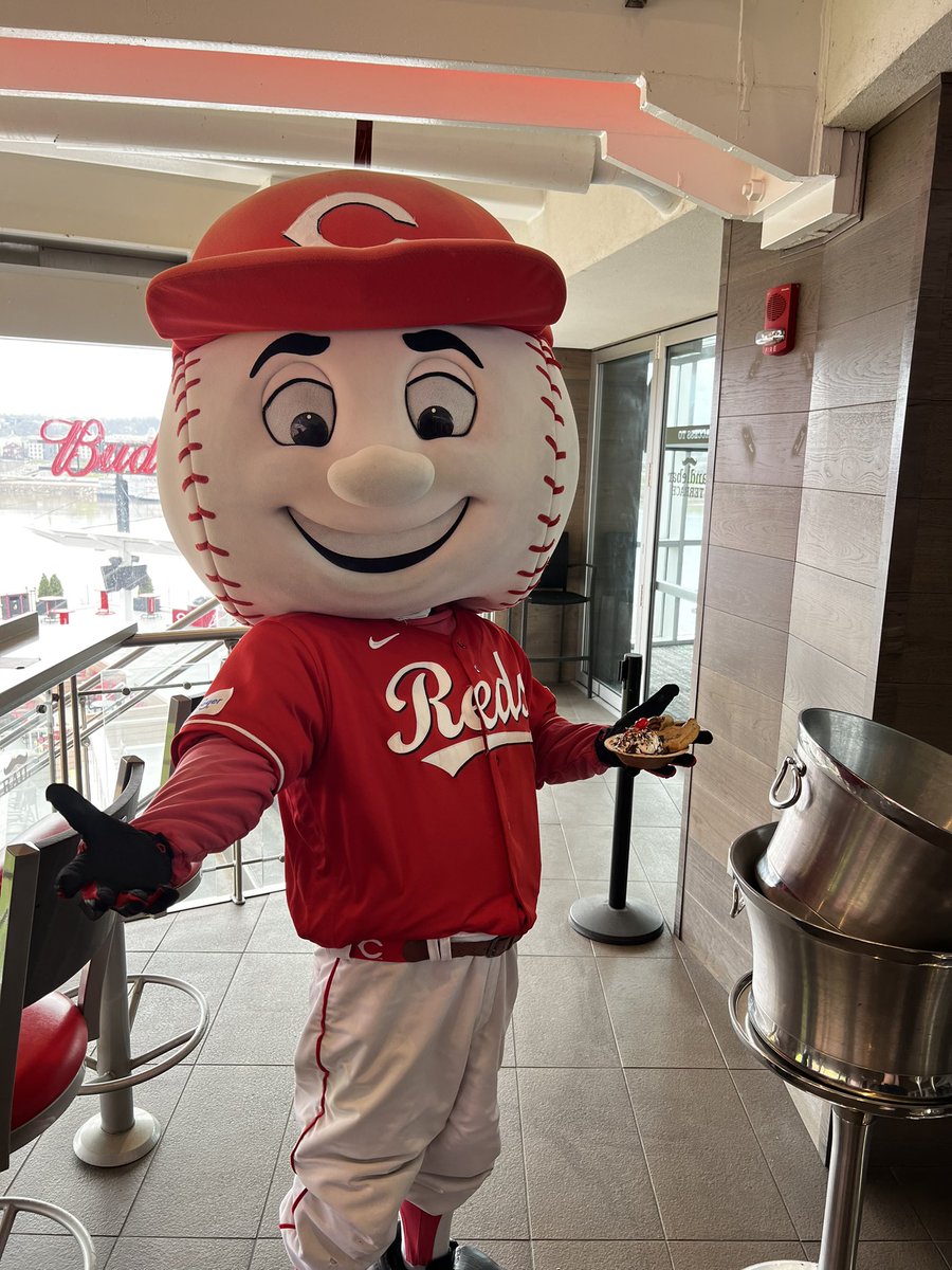 The @Reds season is so close I can almost taste it…but no really, check out all the new yummy treats coming to Great American Ball Park! 🏟️ @Skyline_Chili Nacho Helmet!! @FiftyWestBrew burgers & fries !! WARM COOKIE SUNDAE! 🤤🤤🤤 @wlwt ⚾️