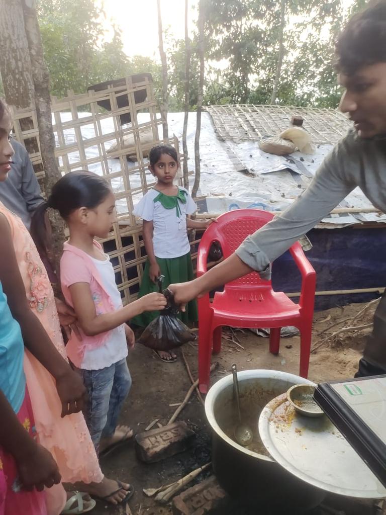 ziya_bol88455's tweet photo. With each donation, YOU DRAW A SMILE and EARN THE REWARD OF MERCY and charity in https://t.co/9zFRykdjNU meal appeal for Sehri to needy family

#Ramadan2024
#iftardistribution
#SehriDistribution 
#makingeveryonehappy
Continue your support 
Ziabul Hossain Academic Center
@Follower https://t.co/FphkyBPOxj