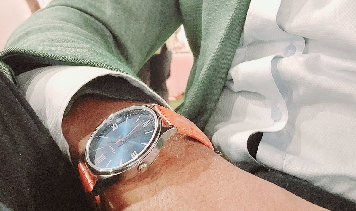Maniji22's tweet photo. आज मैं पीछे नहीं रहूँगा 😏
#Handwatch https://t.co/84dnLSauz3